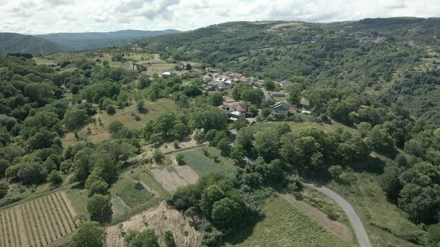 Bonito pueblo en las monta&ntilde;as de Galicia, Espa&ntilde;a. Im&aacute;genes a&eacute;reas 2 
