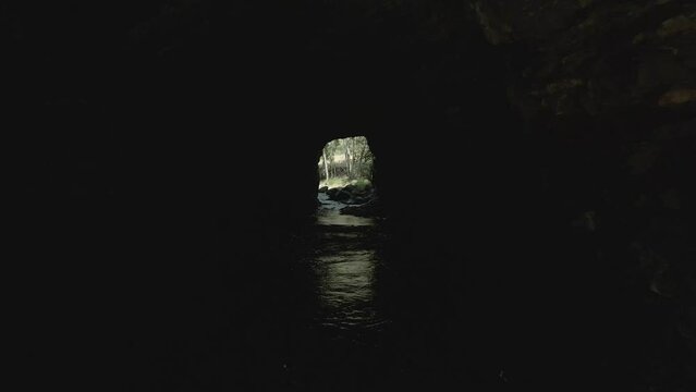 Gruta milenaria romana excavada en roca a su paso por el rio Pentes para la extracci&oacute;n de minerales. Minas de Barxa