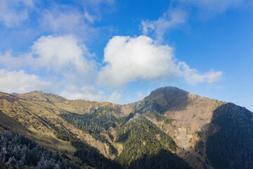 Fototapeta premium Sunny landscape of the Hehuanshan mountain