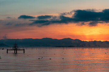 琵琶湖の夜明け　冬を告げる大きな気嵐　幻想的な朝焼けの風景　滋賀県大津市　湖西の和邇浜