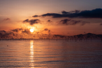 琵琶湖の夜明け　冬を告げる大きな気嵐　幻想的な朝焼けの風景　滋賀県大津市　湖西の和邇浜