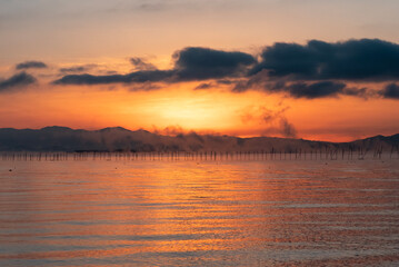 琵琶湖の夜明け　冬を告げる大きな気嵐　幻想的な朝焼けの風景　滋賀県大津市　湖西の和邇浜