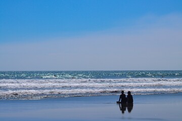 宮崎県の海辺で休む2人のサーファー