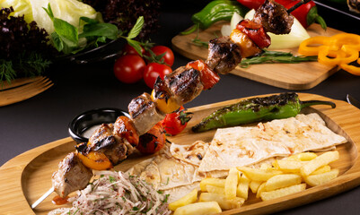  Grilled skewers of salmon and vegetables 