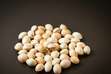 イチョウの木の下で集めた銀杏の果肉を洗い落として、実だけにしたぎんなん