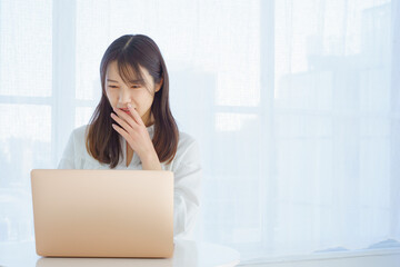 パソコンを見て嫌な気持ちになる女性