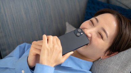 笑顔でスマホを持つ女性