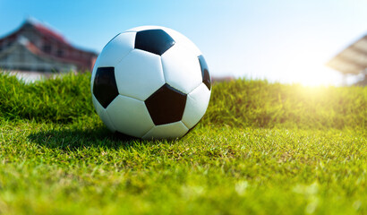 Obraz premium Single soccer football on the green grass