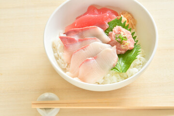 海鮮丼　寿司　ブリ　マグロ　ネギトロ