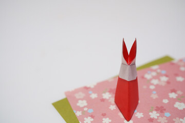 折り紙のウサギと和紙