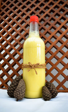 Botella de Ponche Crema o ponche de huevo. Bebida para celebrar la navidad. 