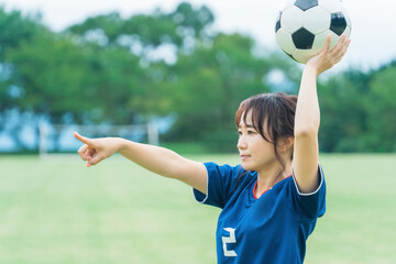 スローインしようとするフットサル・女子サッカー選手  © buritora