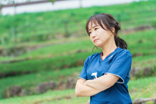 サッカー観戦して怒ってブーイングするサッカーファン・サポーターの日本人女性
