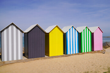 Obraz na płótnie Canvas Beach huts wooden bathing boxes on sandy beach