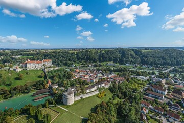 Fototapeta na wymiar Burghausen aus der Luft - Blick zur Burg und zum Pulverturm
