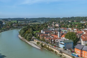 Fototapeta na wymiar Ausblick auf die südliche Altstadt von Burghausen am Salzach-Ufer