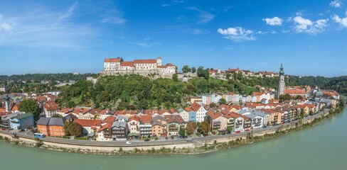 Obraz premium Ausblick auf die Altstadt von Burghausen, auf die Salzlände am Salzach-Ufer