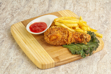 Crispy chicken leg with fry potato