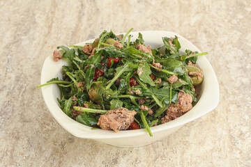 Salad with tuna and rucola