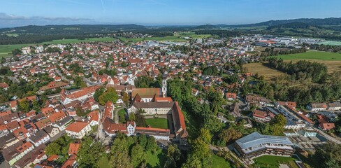 Isny im Allgäu im Luftbild - die historische Altstadt mit dem Schloss