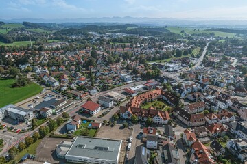 Fototapeta premium Wangen im Luftbild - Blick über die südlichen Stadtbezirke zu den Alpen