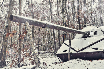Panzer im Wald - Schnee - Winter  - Broken old Soviet military tank - Cold War - Beatiful Decay -...