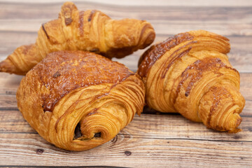 croissant, pain au chocolat sur un fond en bois