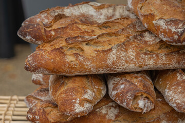 gros plan de baguettes doré empilés