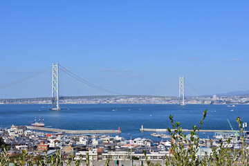 兵庫県、淡路島から眺める明石海峡大橋の風景