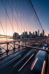 Fototapeta na wymiar Verkehr auf der Brooklyn Bridge am Abend mit New York Skyline.
