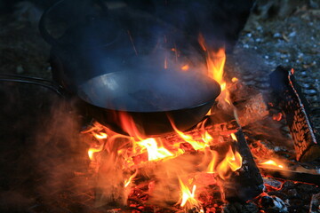 Cucinare in una tenda durante un'escursione in Norvegia