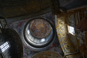 Fototapeta premium Vue intérieur du dôme de la basilique Sant'Andrea delle Fratte de Rome