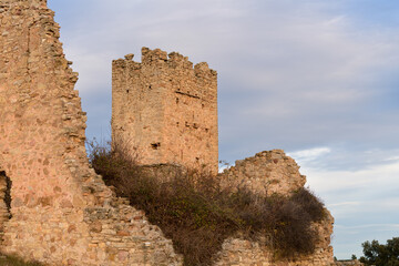 Obraz premium Ruinas del castillo de Pradas, cerca de la población de San Agustín, en la provincia de Teruel. Aragón. España. Europa