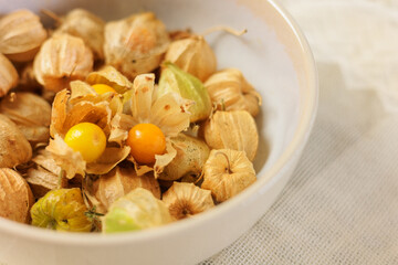 ボウルに入ったたくさんの鬼灯