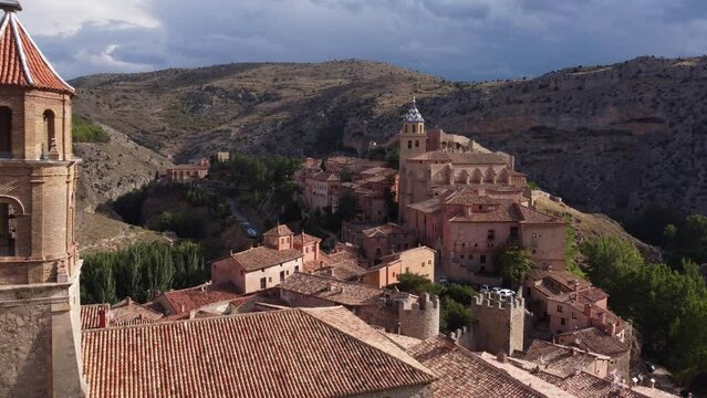 Video 4K a&eacute;reo, de Albarrac&iacute;n, pueblo bonito de Espa&ntilde;a.