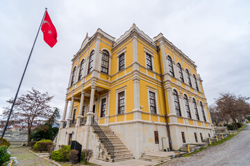 Fototapeta na wymiar Historical Ottoman House UNESCO Word Heritage Site Safranbolu. ottoman architecture house and turkish flag.