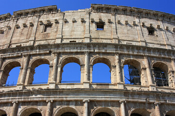 Obraz premium The ancient stone walls of the Roman Colosseum