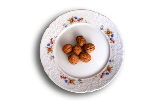 Nueces en un plato blanco. 