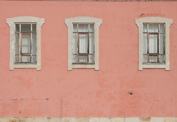 Fototapeta na wymiar Beautiful pink facade in Portugal with white windows