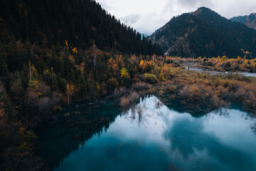 Obraz premium Mountain lake in autumn, landscape, blue water, clouds