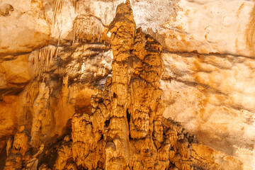 Formations géologiques de stalactites et stalagmites dans une grotte souterraine. 