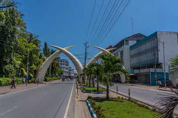 Foto op Aluminium Mombasa Kenya - Nov 2022: Moi Avenue with the Mombasa "Tusks" portal. Symbolic "Tusks" in city center Mombasa. The memorial was built to commemorate the visit of Queen Elizabeth to Mombasa in 1952. © Mario Hagen