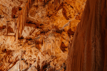 Formations géologiques de stalactites et stalagmites dans une grotte souterraine. 