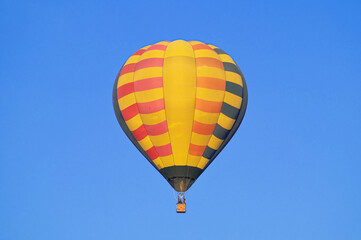 Fototapeta na wymiar 快晴の空を飛行する熱気球
