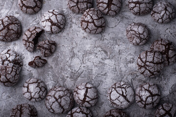 Chocolate crinkle cookies with cracked