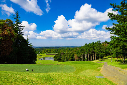 青空のゴルフ場・池やがある丘からの打ち下ろしで難しいコースの眺め（千葉県木更津市）