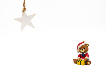Ein süßer Teddy mit Geschenken freigestellt vor weißem Hintergrund als Grußkarte zu Weihnachten