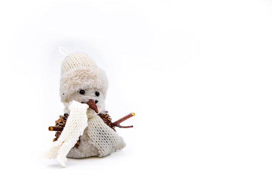 Handgemachter Schneemann Deko f&uuml;r Weihnachten freigestellt im Studio vor wei&szlig;em Hintergrund