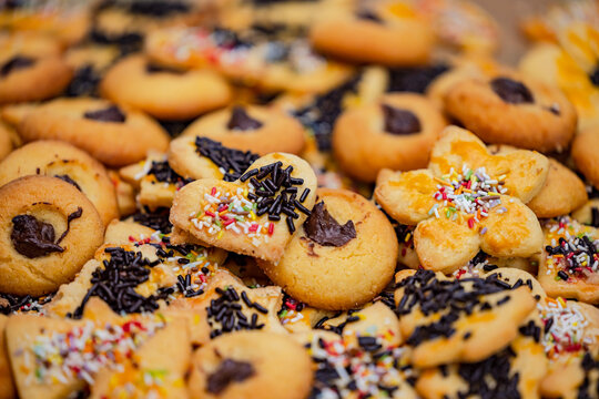 Eine Menge von Pl&auml;tzchen oder Weihnachtsgeb&auml;ck goldbraun gebacken und mit Streusel verziert