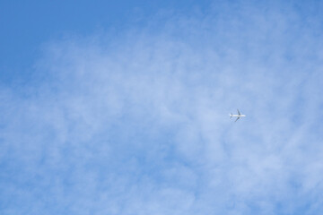 青空と飛行機と白い雲